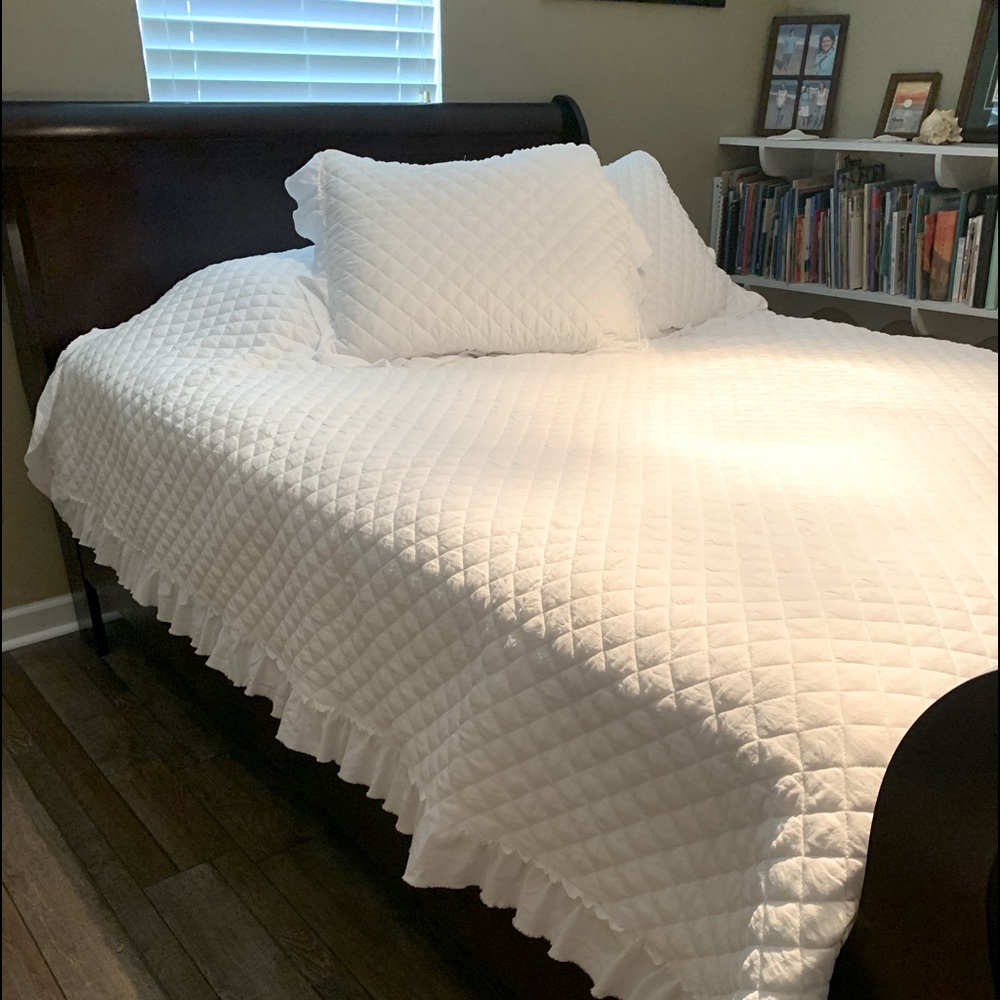 Queen quilt and shams with ruffle.